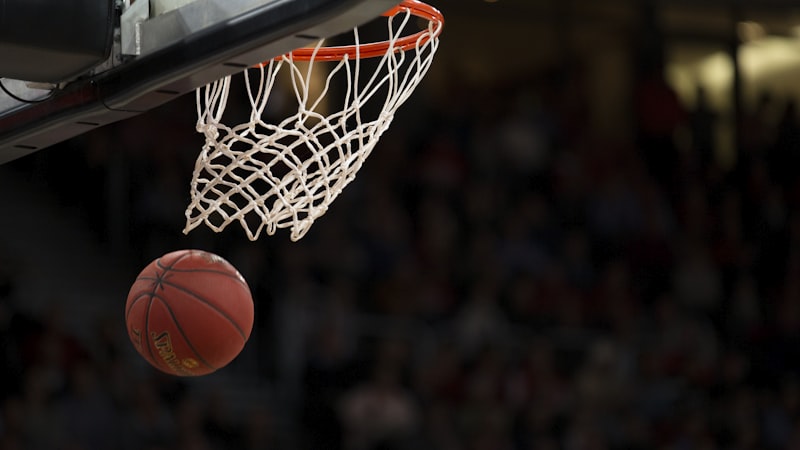 2026年NBA篮球比赛现场 - 球员飞身扣篮的激动时刻
